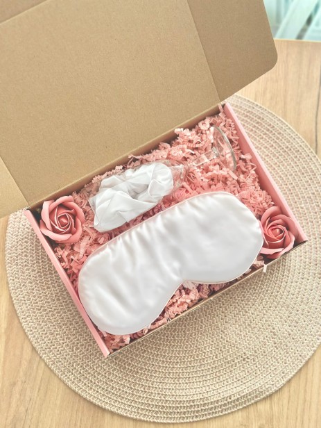Box prezentowy na urodziny, panieński, dla panny młodej/świadkowej, dla przyjaciółki, dla dziewczyny, dla niej, upominek - kieliszek, gumka Scrunchie, opaska na oczy - biel