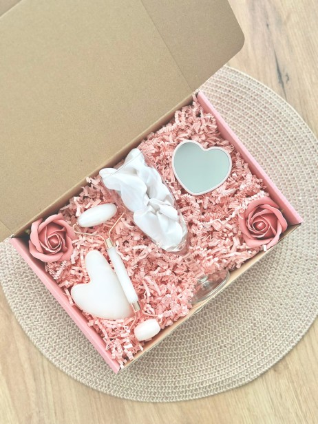 Box prezentowy na urodziny, panieński, dla panny młodej/świadkowej, upominek - kieliszek, gumka Scrunchie, roler i masażer Gua Sha, lusterko serduszko