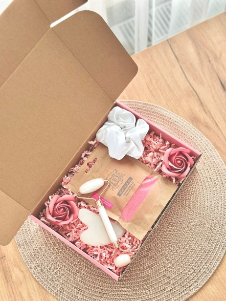 Box prezentowy na urodziny, panieński, dla panny młodej/świadkowej, dla przyszłej mamy na baby shower, dla niej, dla przyjaciółki, dla dziewczyny, upominek - gumka Scrunchie, roler i masażer Gua Sha, sól do kąpieli Wieliczka