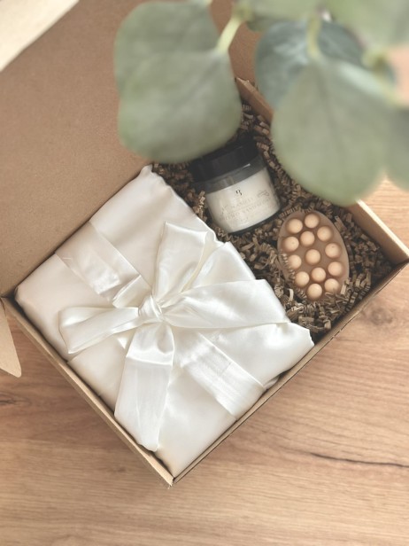 RelaxBox - chwila relaxu - box prezentowy z kartką z własnymi życzeniami na urodziny, dla przyjaciółki, mamy, panny młodej/świadkowej, nauczyciela, przyszłej mamy, baby shower, na panieński, inne uroczystości - szlafrok, świeczka sojowa, mydło masażu