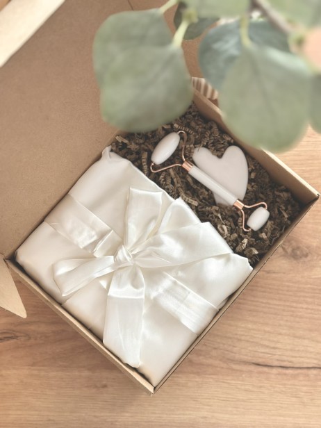 RelaxBox - chwila relaksu - box prezentowy z kartką z własnymi życzeniami na urodziny, dla przyjaciółki, mamy, panny młodej/świadkowej, nauczyciela, przyszłej mamy, baby shower, na panieński i na inne uroczystości - szlafrok, roler i masażer Gua Sha