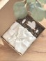 RelaxBox - chwila relaksu - box prezentowy z kartką z własnymi życzeniami na urodziny, dla przyjaciółki, mamy, panny młodej/świadkowej, nauczyciela, przyszłej mamy, baby shower, na panieński i na inne uroczystości - szlafrok, roler i masażer Gua Sha