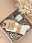Box prezentowy z kartką z własnymi życzeniami, na urodziny, imieniny, święta, parapetówkę, podziękowanie, dla mamy, babci i dziadka, pary młodej, pracowników czy nauczyciela - skarpetki 50% wełna alpaka, świeca sojowa