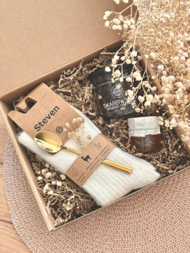 Box prezentowy z kartką z własnymi życzeniami, na urodziny, imieniny, święta, parapetówkę, podziękowanie, dla mamy, babci i dziadka, pary młodej, pracowników czy nauczyciela - skarpetki 50% wełna alpaka, herbata owocowa, miód lipowy, złota łyżeczka