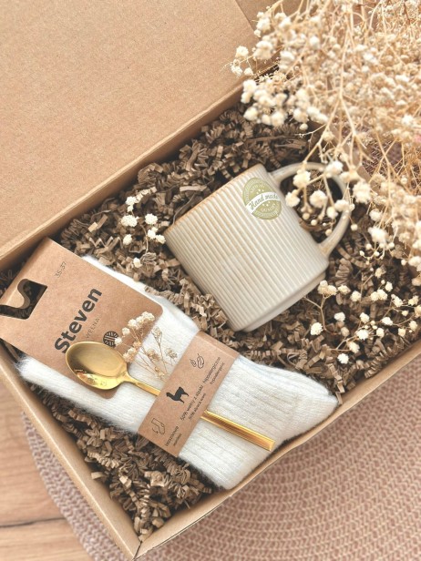 Box prezentowy z kartką z własnymi życzeniami, na urodziny, imieniny, święta, parapetówkę, podziękowanie, dla mamy, babci i dziadka, pary młodej, pracowników czy nauczyciela - skarpetki 50% wełna alpaka, kubek beż, złota łyżeczka