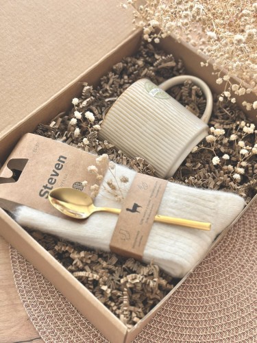Box prezentowy z kartką z własnymi życzeniami, na urodziny, imieniny, święta, parapetówkę, podziękowanie, dla mamy, babci i dziadka, pary młodej, pracowników czy nauczyciela - skarpetki 50% wełna alpaka, kubek beż, złota łyżeczka