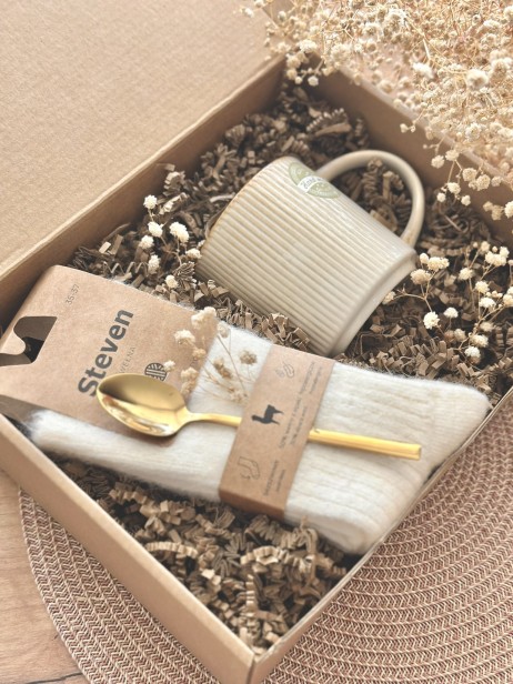 Box prezentowy z kartką z własnymi życzeniami, na urodziny, imieniny, święta, parapetówkę, podziękowanie, dla mamy, babci i dziadka, pary młodej, pracowników czy nauczyciela - skarpetki 50% wełna alpaka, kubek beż, złota łyżeczka