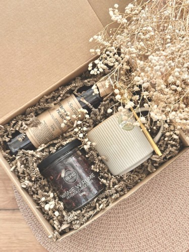 Box prezentowy z kartką z własnymi życzeniami, na urodziny, imieniny, święta, parapetówkę, podziękowanie, dla mamy, babci i dziadka, pary młodej, pracowników czy nauczyciela - kubek beż, złota łyżeczka, syrop malinowy, herbata owocowa wiśnie w rumie