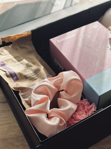 PleasureBox - box prezentowy PREMIUM z Pingwinkiem od SATISFYER na panieński, urodziny, walentynki, rocznicę