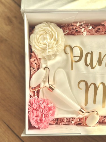 BridalBox - box prezentowy dla Panny Młodej - personalizowany szlafrok, piwonia, kieliszek, gumka, roler i masażer Gua Sha - prezent na ślub, panieński