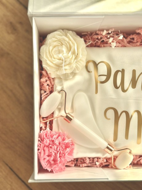 BridalBox - box prezentowy dla Panny Młodej - personalizowany szlafrok, piwonia, kieliszek, gumka, roler i masażer Gua Sha - prezent na ślub, panieński