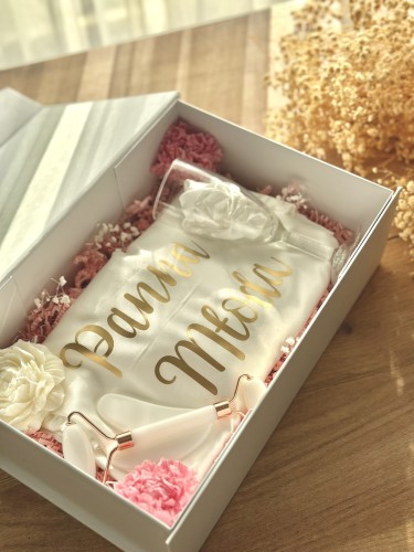 BridalBox - box prezentowy dla Panny Młodej - personalizowany szlafrok, piwonia, kieliszek, gumka, roler i masażer Gua Sha - prezent na ślub, panieński