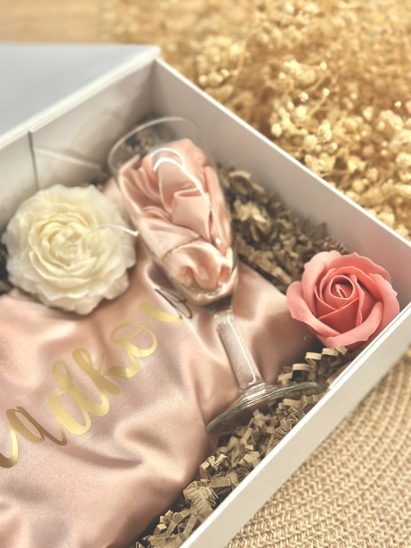BridesmaidBox - box prezentowy dla Świadkowej - personalizowany szlafrok, piwonia, kieliszek, gumka, roler i masażer Gua Sha - podziękowanie, prezent, zapytanie o świadkowanie, panieński, ślub