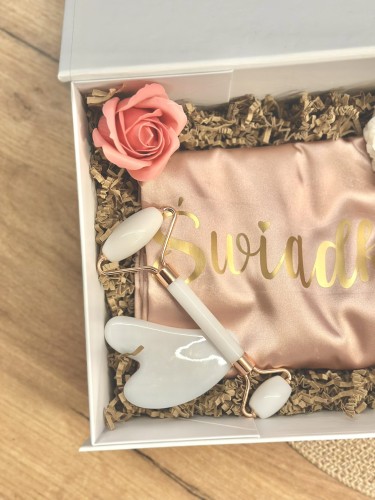 BridesmaidBox - box prezentowy dla Świadkowej - personalizowany szlafrok, piwonia, kieliszek, gumka, roler i masażer Gua Sha - podziękowanie, prezent, zapytanie o świadkowanie, panieński, ślub