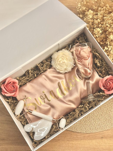 BridesmaidBox - box prezentowy dla Świadkowej - personalizowany szlafrok, piwonia, kieliszek, gumka, roler i masażer Gua Sha - podziękowanie, prezent, zapytanie o świadkowanie, panieński, ślub