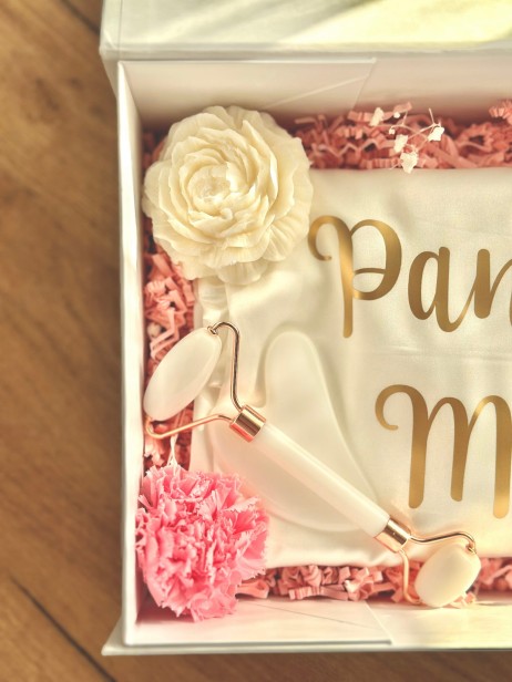 BridalBox - box prezentowy dla Panny Młodej - personalizowany szlafrok, piwonia, kieliszek, gumka, roler i masażer Gua Sha - prezent na ślub, panieński