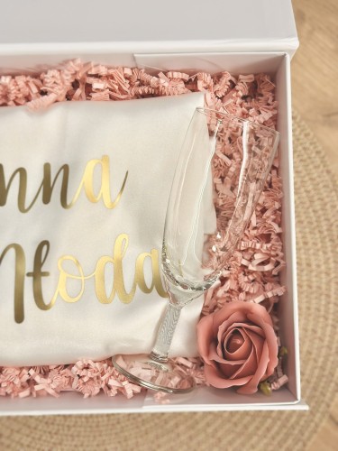 BridalBox - box prezentowy dla Panny Młodej - personalizowany szlafrok, kieliszek, gumka Scrunchie - prezent na ślub, panieński