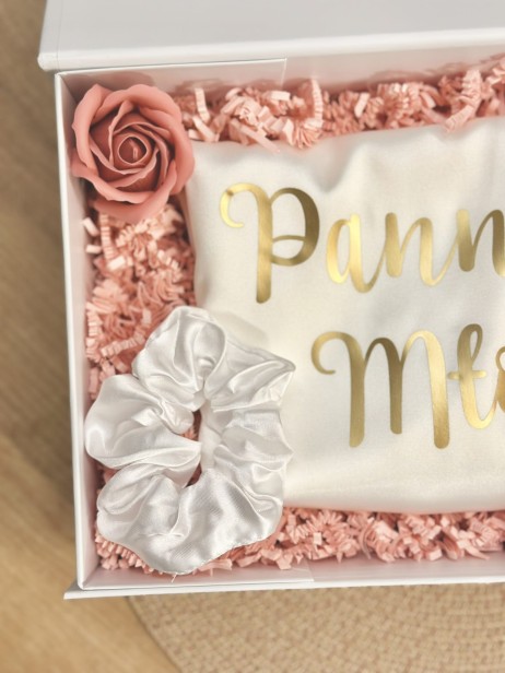 BridalBox - box prezentowy dla Panny Młodej - personalizowany szlafrok, kieliszek, gumka Scrunchie - prezent na ślub, panieński