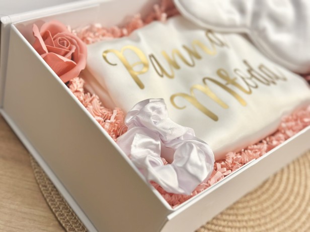 BridalBox - box prezentowy dla Panny Młodej - personalizowany szlafrok, opaska na oczy, gumka Scrunchie - prezent na ślub, panieński