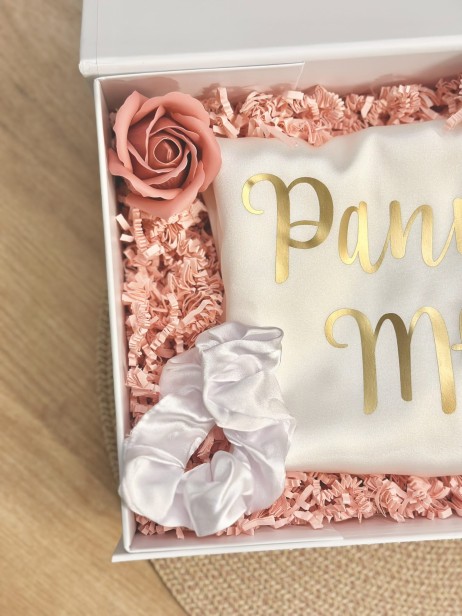 BridalBox - box prezentowy dla Panny Młodej - personalizowany szlafrok, opaska na oczy, gumka Scrunchie - prezent na ślub, panieński