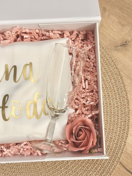 BridalBox - box prezentowy dla Panny Młodej - personalizowany szlafrok, kieliszek, lusterko serduszko - prezent na ślub, panieński
