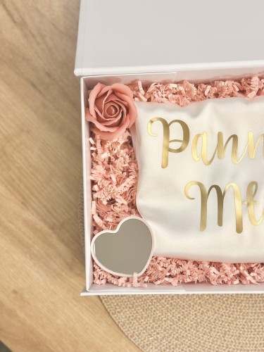 BridalBox - box prezentowy dla Panny Młodej - personalizowany szlafrok, kieliszek, lusterko serduszko - prezent na ślub, panieński