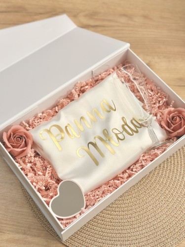 BridalBox - box prezentowy dla Panny Młodej - personalizowany szlafrok, kieliszek, lusterko serduszko - prezent na ślub, panieński