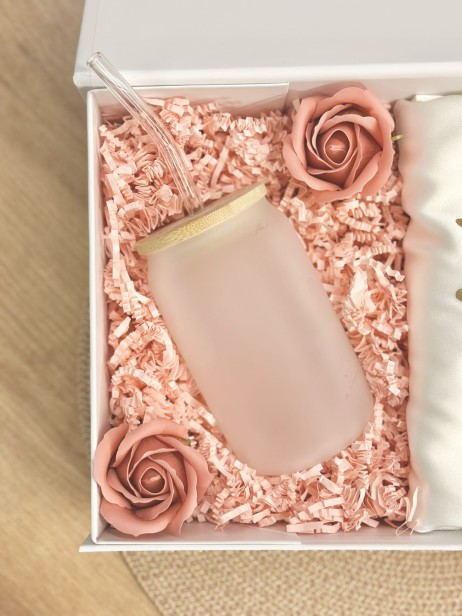 BridalBox - box prezentowy dla Panny Młodej - personalizowany szlafrok, kubek z bambusową pokrywką i szklaną rurką - prezent na ślub, panieński