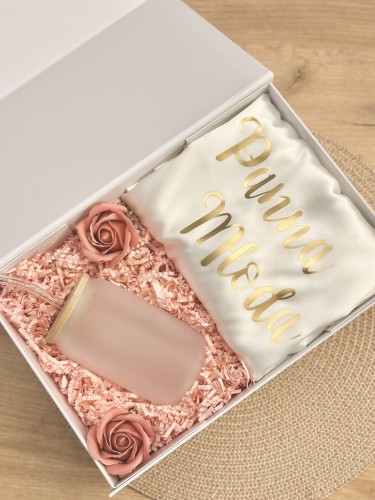 BridalBox - box prezentowy dla Panny Młodej - personalizowany szlafrok, kubek z bambusową pokrywką i szklaną rurką - prezent na ślub, panieński