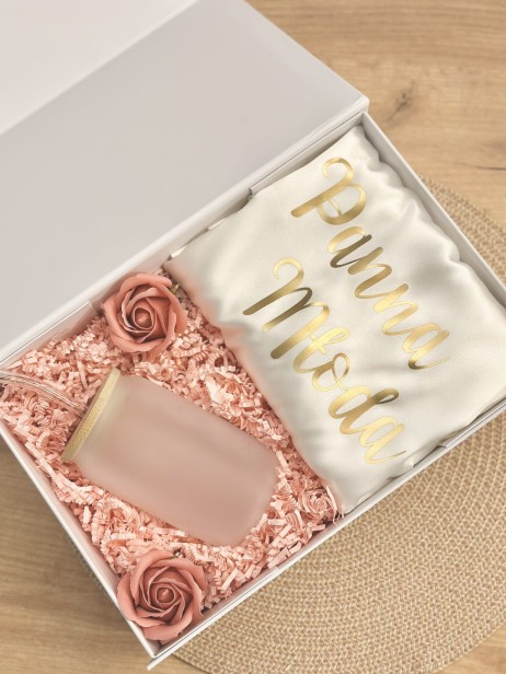 BridalBox - box prezentowy dla Panny Młodej - personalizowany szlafrok, kubek z bambusową pokrywką i szklaną rurką - prezent na ślub, panieński