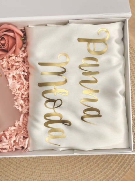 BridalBox - box prezentowy dla Panny Młodej - personalizowany szlafrok, kubek z bambusową pokrywką i szklaną rurką - prezent na ślub, panieński