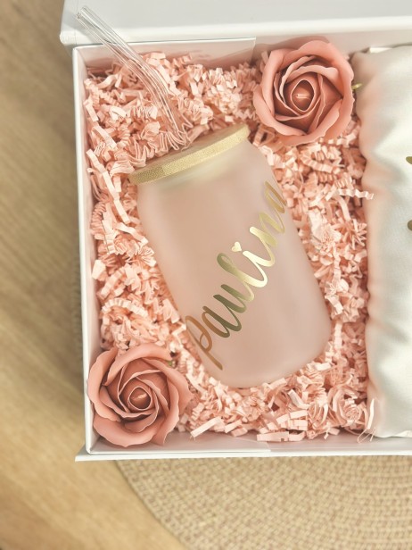 BridalBox - box prezentowy dla Panny Młodej - personalizowany szlafrok, kubek z bambusową pokrywką i szklaną rurką - prezent na ślub, panieński