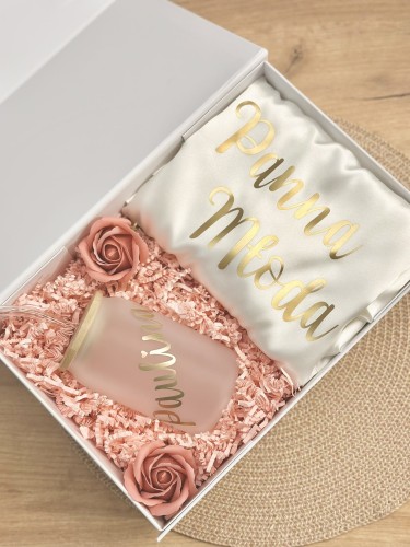 BridalBox - box prezentowy dla Panny Młodej - personalizowany szlafrok, kubek z bambusową pokrywką i szklaną rurką - prezent na ślub, panieński