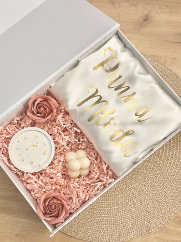 BridalBox - box prezentowy dla Panny Młodej - personalizowany szlafrok, podstawka z gipsu polimerowego i świeczka sojowa - prezent na ślub, panieński