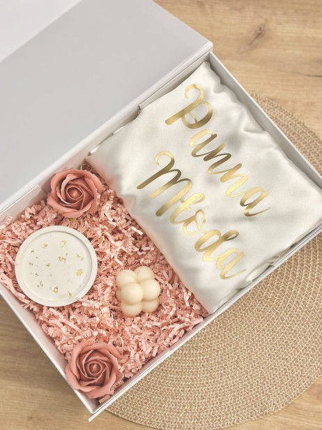 BridalBox - box prezentowy dla Panny Młodej - personalizowany szlafrok, podstawka z gipsu polimerowego i świeczka sojowa - prezent na ślub, panieński