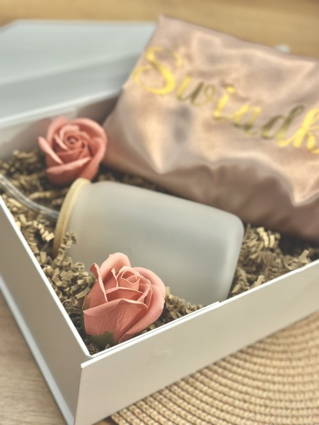 BridesmaidBox - box prezentowy dla Świadkowej - personalizowany szlafrok, kubek z bambusową pokrywką i szklaną rurką- podziękowanie, prezent, zapytanie o świadkowanie, panieński, ślub