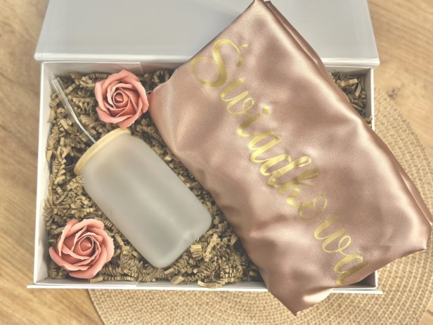 BridesmaidBox - box prezentowy dla Świadkowej - personalizowany szlafrok, kubek z bambusową pokrywką i szklaną rurką- podziękowanie, prezent, zapytanie o świadkowanie, panieński, ślub