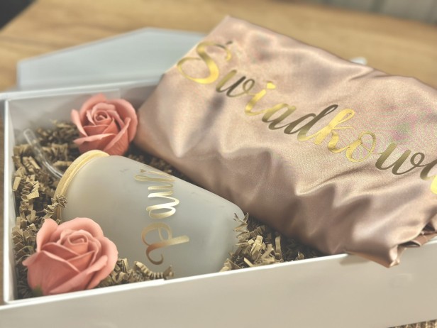 BridesmaidBox - box prezentowy dla Świadkowej - personalizowany szlafrok, kubek z bambusową pokrywką i szklaną rurką- podziękowanie, prezent, zapytanie o świadkowanie, panieński, ślub