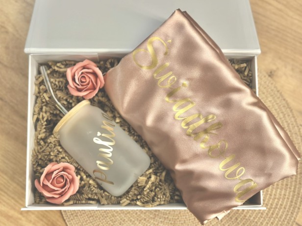 BridesmaidBox - box prezentowy dla Świadkowej - personalizowany szlafrok, kubek z bambusową pokrywką i szklaną rurką- podziękowanie, prezent, zapytanie o świadkowanie, panieński, ślub
