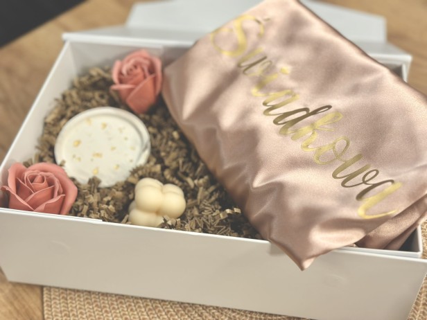BridesmaidBox - box prezentowy dla Świadkowej - personalizowany szlafrok, podstawka z gipsu polimerowego i świeczka sojowa - podziękowanie, prezent, zapytanie o świadkowanie, panieński, ślub