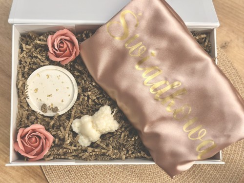 BridesmaidBox - box prezentowy dla Świadkowej - personalizowany szlafrok, podstawka z gipsu polimerowego i świeczka sojowa - podziękowanie, prezent, zapytanie o świadkowanie, panieński, ślub