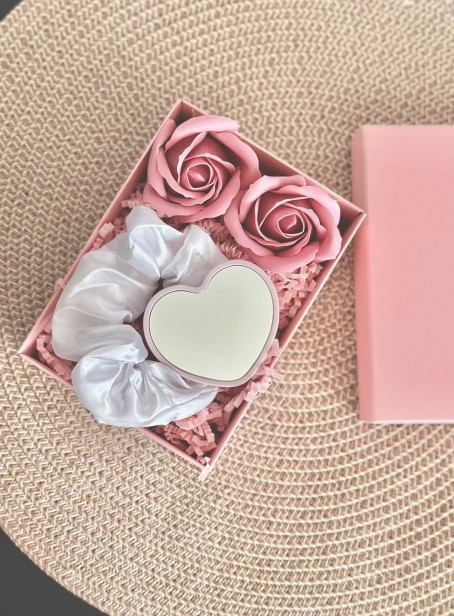 Mini Box prezentowy na panieński, urodziny, dla panny młodej/świadkowej, dla przyszłej mamy na baby shower, dla niej, dla przyjaciółki, dla dziewczyny, upominek - gumka Scrunchie  i lusterko - biel