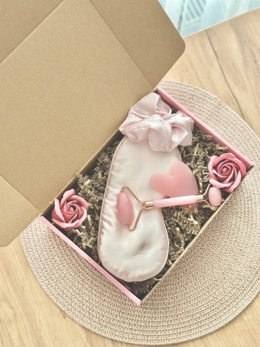 Box prezentowy na urodziny, panieński, dla panny młodej/świadkowej, dla przyszłej mamy, na baby shower, dla niej, dla przyjaciółki, dla dziewczyny, upominek - opaska na oczy, gumka Scrunchie, roler i masażer Gua Sha