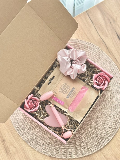 Box prezentowy na urodziny, panieński, dla panny młodej/świadkowej, dla przyszłej mamy na baby shower, dla niej, dla przyjaciółki, dla dziewczyny, upominek - gumka Scrunchie, roler i masażer Gua Sha, sól do kąpieli Wieliczka