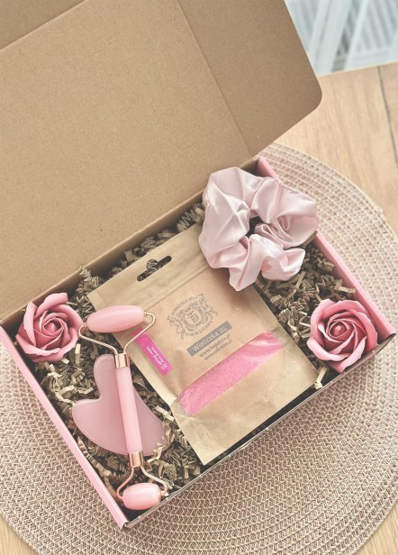 Box prezentowy na urodziny, panieński, dla panny młodej/świadkowej, dla przyszłej mamy na baby shower, dla niej, dla przyjaciółki, dla dziewczyny, upominek - gumka Scrunchie, roler i masażer Gua Sha, sól do kąpieli Wieliczka