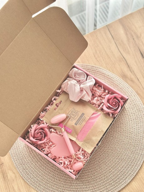 Box prezentowy na urodziny, panieński, dla panny młodej/świadkowej, dla przyszłej mamy na baby shower, dla niej, dla przyjaciółki, dla dziewczyny, upominek - gumka Scrunchie, roler i masażer Gua Sha, sól do kąpieli Wieliczka
