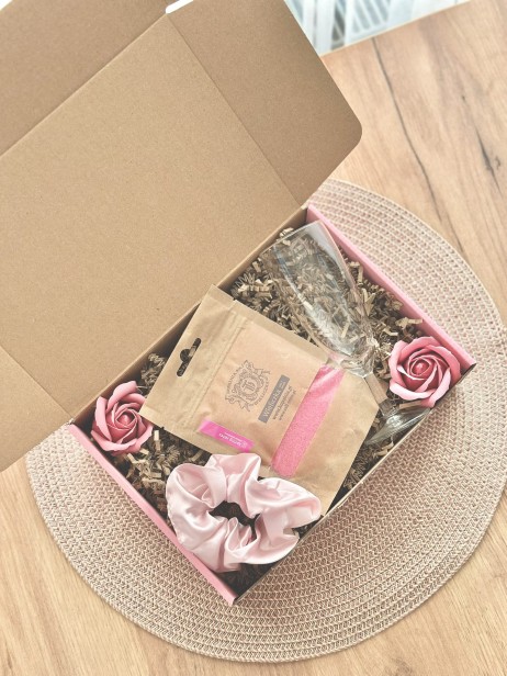 Box prezentowy na urodziny, panieński, dla panny młodej/świadkowej, dla przyjaciółki, dla dziewczyny, dla niej, upominek - kieliszek, gumka Scrunchie, sól do kąpieli Wieliczka