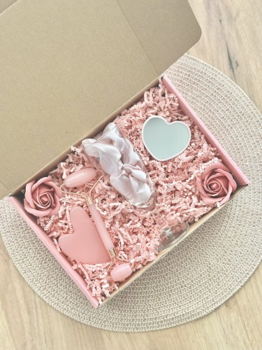 Box prezentowy na urodziny, panieński, dla panny młodej/świadkowej, upominek - kieliszek, gumka Scrunchie, roler i masażer Gua Sha, lusterko serduszko
