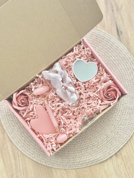 Box prezentowy na urodziny, panieński, dla panny młodej/świadkowej, upominek - kieliszek, gumka Scrunchie, roler i masażer Gua Sha, lusterko serduszko