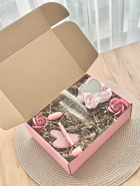 Box prezentowy na urodziny, panieński, dla panny młodej/świadkowej, upominek - kieliszek, gumka Scrunchie, roler i masażer Gua Sha, lusterko serduszko
